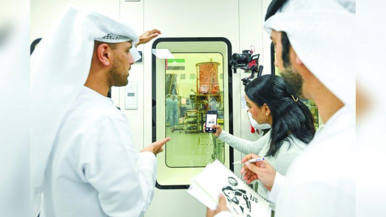 عامر الصايغ يشرح للإعلاميين خطوات بناء القمر الاصطناعي «MBZ-Sat». تصوير: باتريك كاستيلو